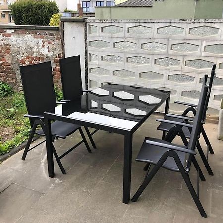 Charmante Gartenwohnung Mit Privatem Grossen Garten Cologne Luaran gambar