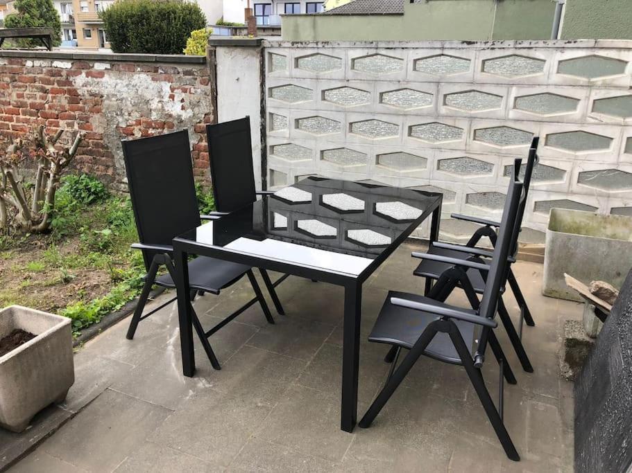 Charmante Gartenwohnung Mit Privatem Grossen Garten Cologne Luaran gambar