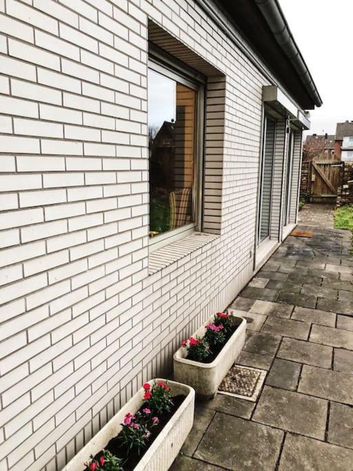 Charmante Gartenwohnung Mit Privatem Grossen Garten Cologne Luaran gambar
