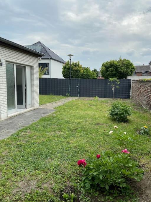 Charmante Gartenwohnung Mit Privatem Grossen Garten Cologne Luaran gambar