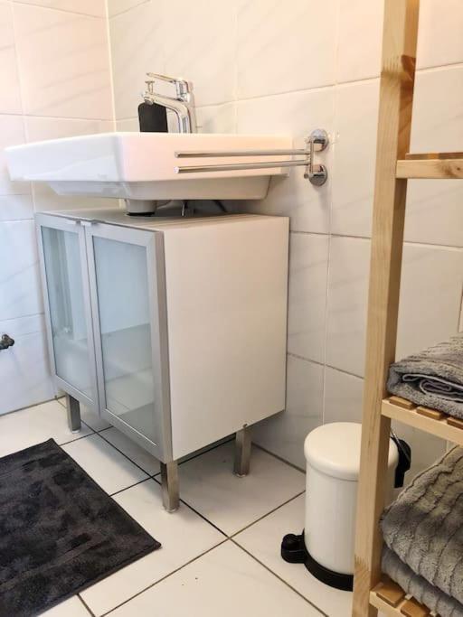 Charmante Gartenwohnung Mit Privatem Grossen Garten Cologne Luaran gambar