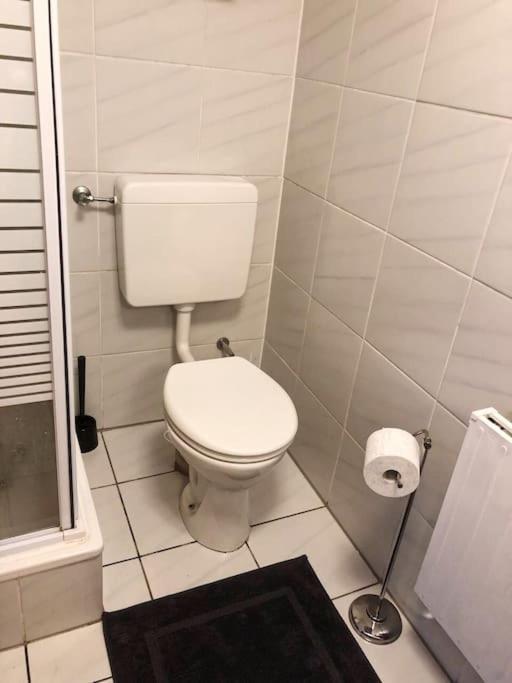Charmante Gartenwohnung Mit Privatem Grossen Garten Cologne Luaran gambar